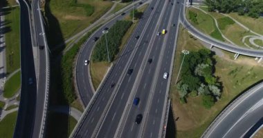 Bir otoban hava görünümünü. Atış azalan