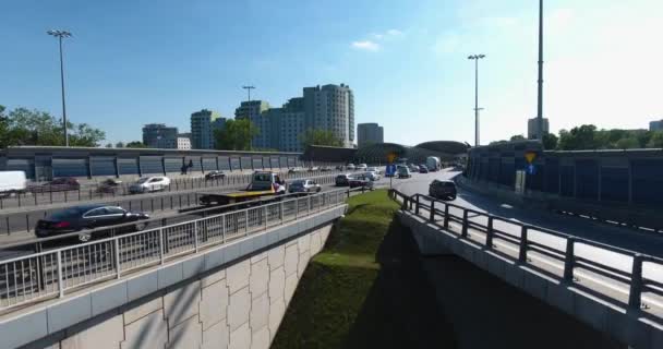 Um tiro ascendente na auto-estrada. Filmagem aérea — Vídeo de Stock