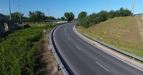 Le auto stanno lasciando un'autostrada — Video Stock