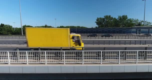 A 고속도로의 측면 보기입니다. 바쁜 고속도로 — 비디오
