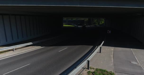 Autos rasen auf Autobahnkreuz — Stockvideo