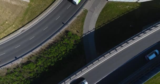 Vue aérienne d'une intersection d'autoroutes. Heures de pointe — Video