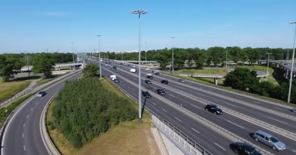 Tráfico intensivo en una intersección de autopista — Vídeo de stock