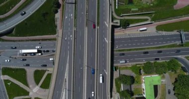 A karayolu üzerinde trafik hava havai çekim
