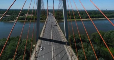 Siekierkowski köprüde çalışan trafik. Havadan görünümü