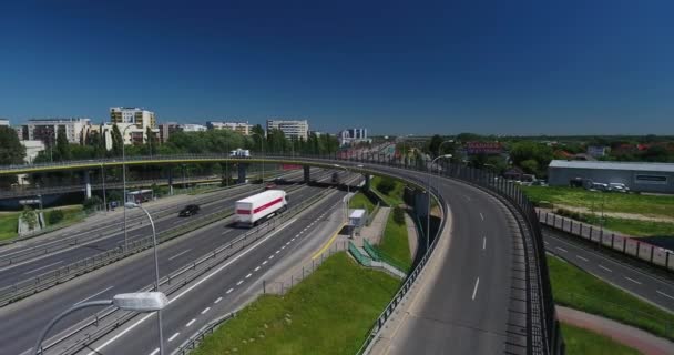 Flygfoto över motorvägen korsningen i Warszawa-området — Stockvideo