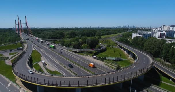 Zdjęcia lotnicze z wiaduktu autostrady w Warszawie — Wideo stockowe