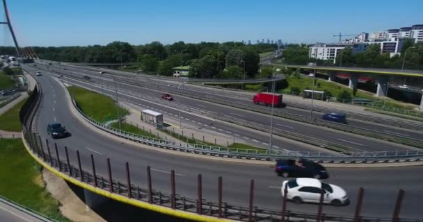 Tráfico que pasa por una intersección de carreteras — Vídeo de stock