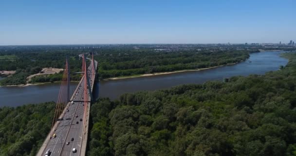 Панорамный вид на Варшаву издалека. Воздушный выстрел — стоковое видео