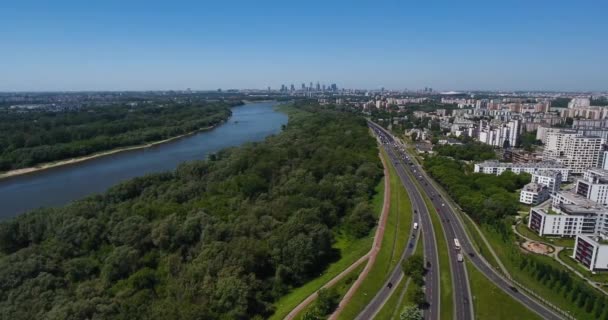 都市ワルシャワのパノラマ。市内中心部へつながる高速道路。空中 — ストック動画