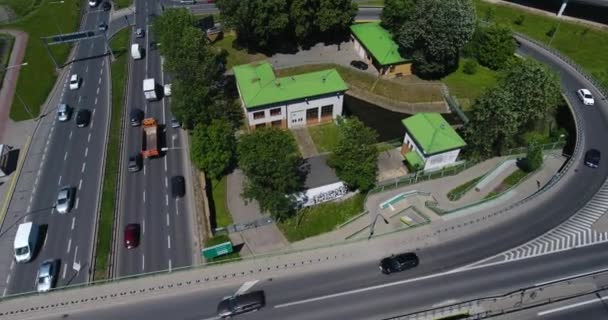 Edificio permanece entre la intersección de la autopista — Vídeo de stock