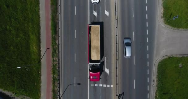 Truck met een zand. Luchtfoto van de Overhead — Stockvideo
