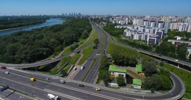 Onthullende stad Warschau van ver weg. Luchtfoto uitzicht — Stockvideo