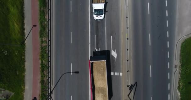 Luftaufnahme eines Lastwagens, der den Sand transportiert — Stockvideo