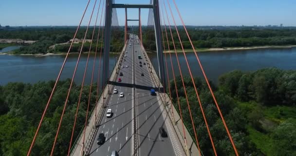 Letecký pohled na provozu běží na Siekierkowski most — Stock video