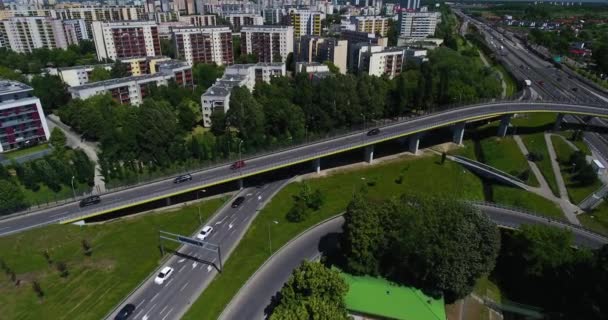 Letecký pohled na automobily na dálniční křižovatky A — Stock video
