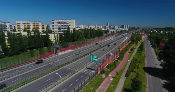 Vista aérea do tráfego que corre na estrada — Vídeo de Stock