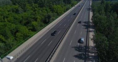 Otoyolda giden havadan görünümü