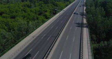 karayolu üzerinde gidiş otomobillerin havadan görünümü