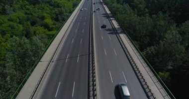 Karayolu üzerinde çalışan trafik. Havadan görünümü