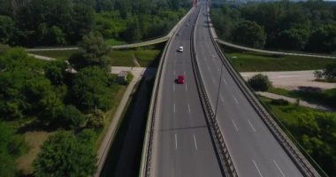Karayolu üzerinde çalışan arabalar. Yoğun trafik