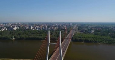 Varşova'daki Kızıl köprünün havadan görünümü. Siekierkowski Köprüsü