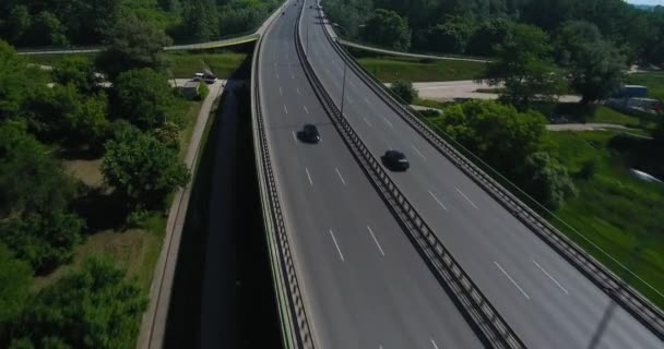 Karayolu üzerinde çalışan trafik. Havadan görünümü — Stok video