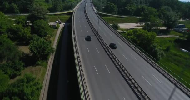 Ruch działa na autostradzie. Widok z lotu ptaka — Wideo stockowe