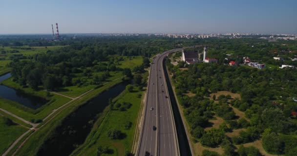 Aerial strzał głową z autostrady. Samochodów przejeżdżających przez — Wideo stockowe