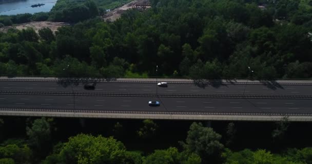 Automóviles que van por la autopista. Vista aérea. Movimiento lateral — Vídeos de Stock