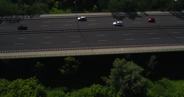 トラフィックは、高速道路で行きます。航空写真ビュー — ストック動画
