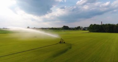 Bir çiftlik alanı sulama sulama sisteminin havadan görünümü.