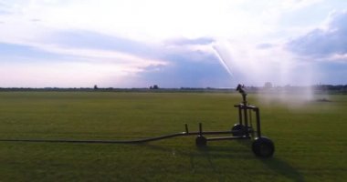 Bir çiftlik alanı sulama sulama sistemi. Görünümü Kapat