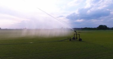 Bir çayır sulama sulama sisteminin görünümü Kapat