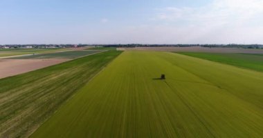 Çayır üzerinde uçan. Havadan görünümü