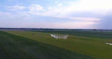 Bir çiftlik alanı sulama sulama sistemi. Üstten görünüm