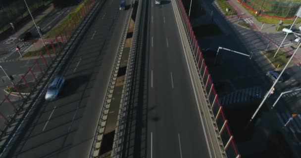 Odsłaniając widok z autostrady. Zdjęcia lotnicze — Wideo stockowe