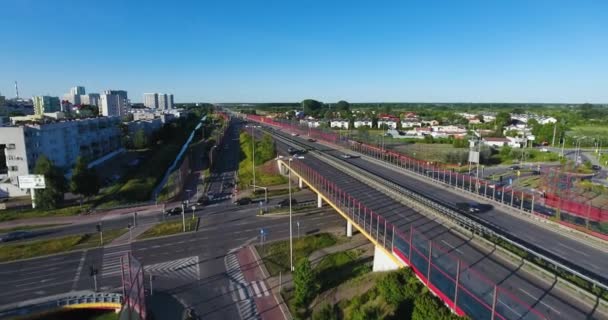 Vliegen boven Highway kruispunt. Verkeer waarop wordt uitgevoerd — Stockvideo