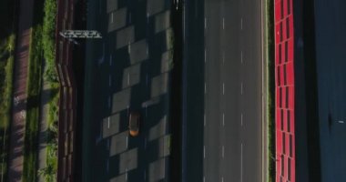 Yukarıdan aşağı Otoban kadeh. Çalışan trafik