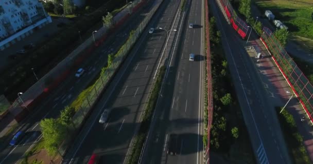 Bei Sonnenuntergang über Autobahn fliegen — Stockvideo