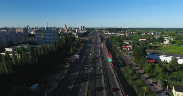 高速道路の交差点で行く交通のパノラマ空撮 — ストック動画