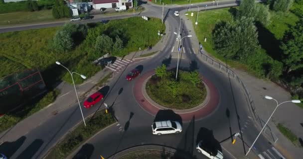 Kreisverkehrskreuzung auf der Vorstadtstraße. Luftbild — Stockvideo