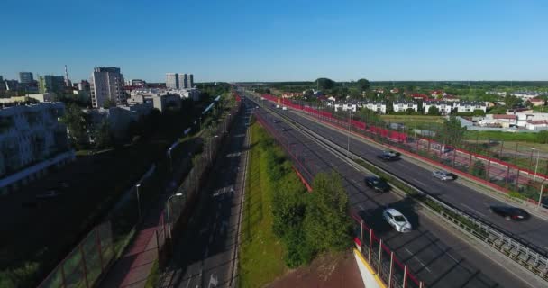 Panoramautsikt över intensiv Highway med kör trafik — Stockvideo