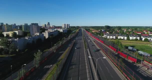 Panoramisch zicht op de stad Highway. Luchtfoto — Stockvideo