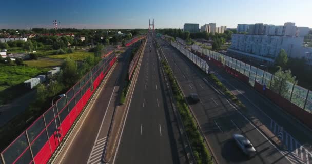 Traffico in corsa sull'autostrada al tramonto. Vista aerea — Video Stock