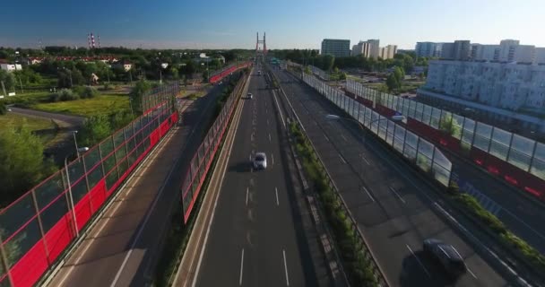 Vuelo bajo sobre autopista al atardecer — Vídeos de Stock