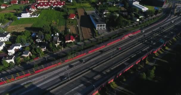 Vista de ángulo alto de la carretera con el tráfico — Vídeos de Stock