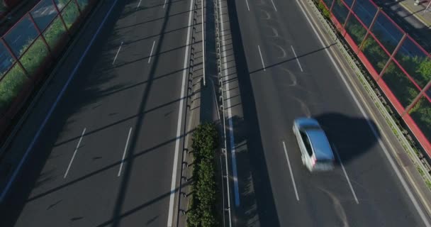 Widok ruchu na autostradzie z bliska — Wideo stockowe
