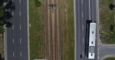 Varşova, Polonya: Hava havai görünümü otomobillerin giden yol üzerinde
