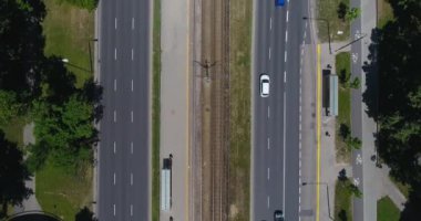 Varşova, Polonya: Yukarıdan aşağıya giden yol üzerinde çalışan trafik havadan görünümü